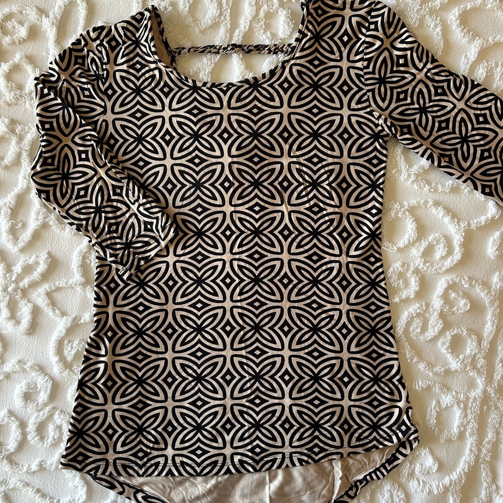 Zen Knits 3/4 sleeve, v neck print top, beige/ black, like new XXS,